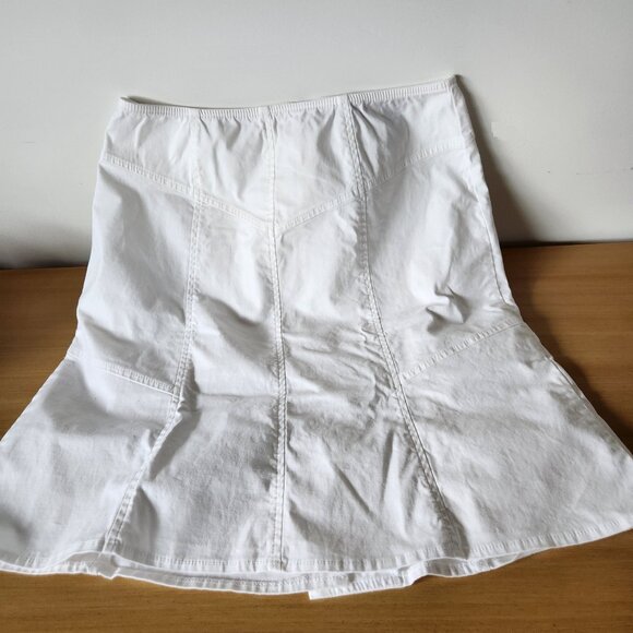 New York & Company White A-Line Knee-Length Skirt. Size 6 - Picture 2 of 4